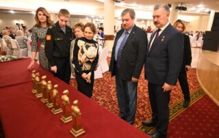 Вручение памятного бюста 09