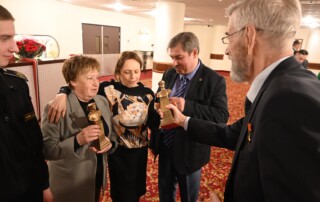 Вручение памятного бюста 15