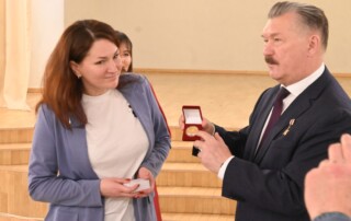 Вручение памятной медали 10