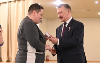 Вручение памятной медали 11